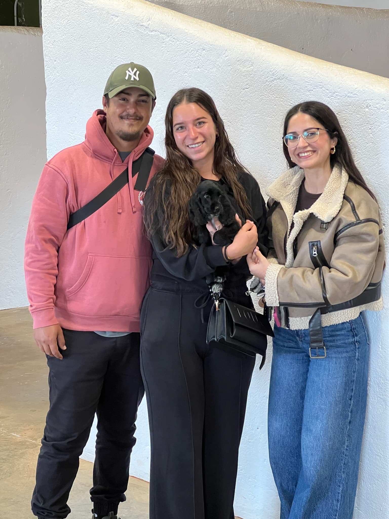 Familia recogiendo su cachorro Cocker en El Nieto