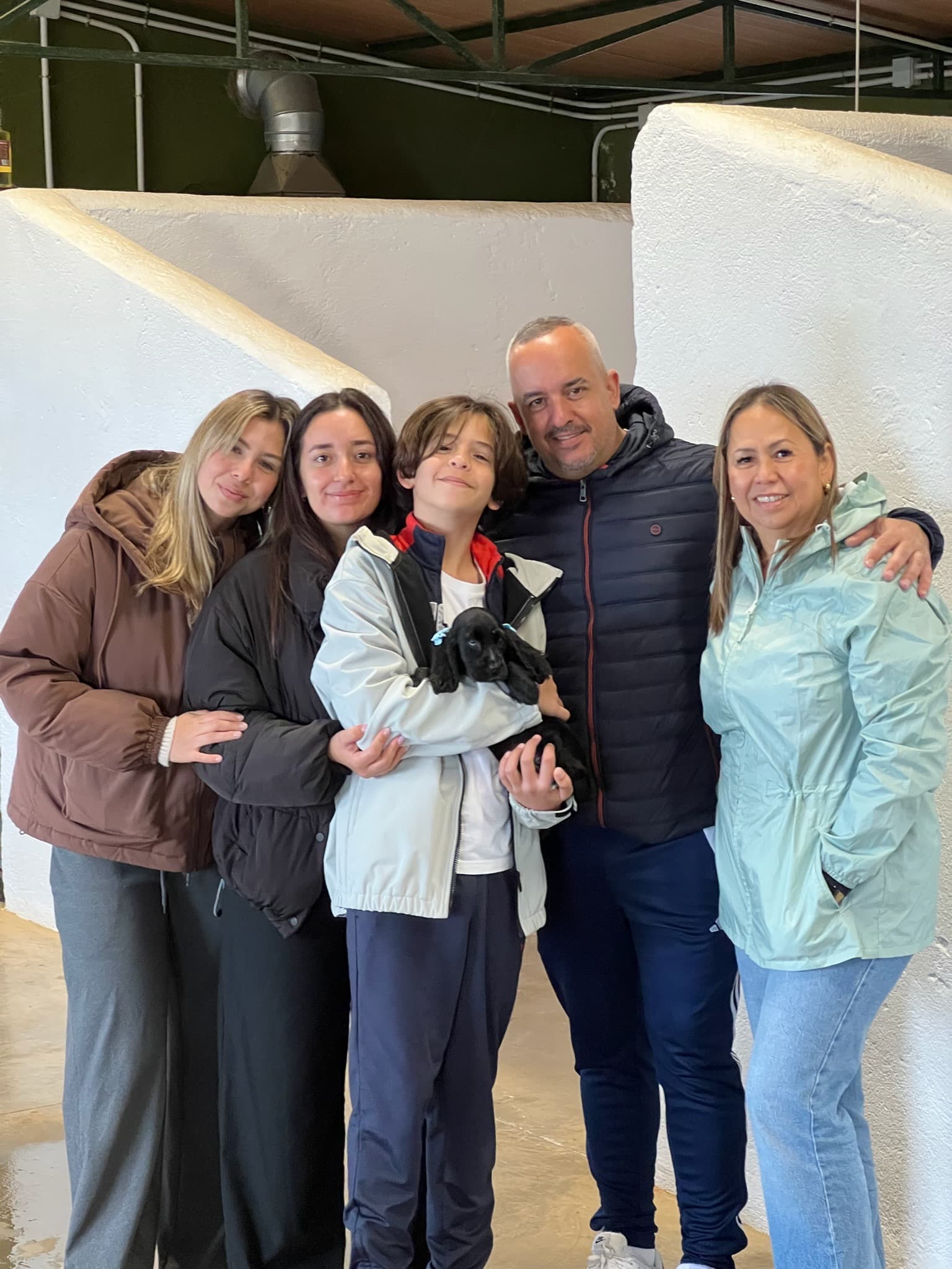Familia con su nuevo cachorro Cocker Spaniel