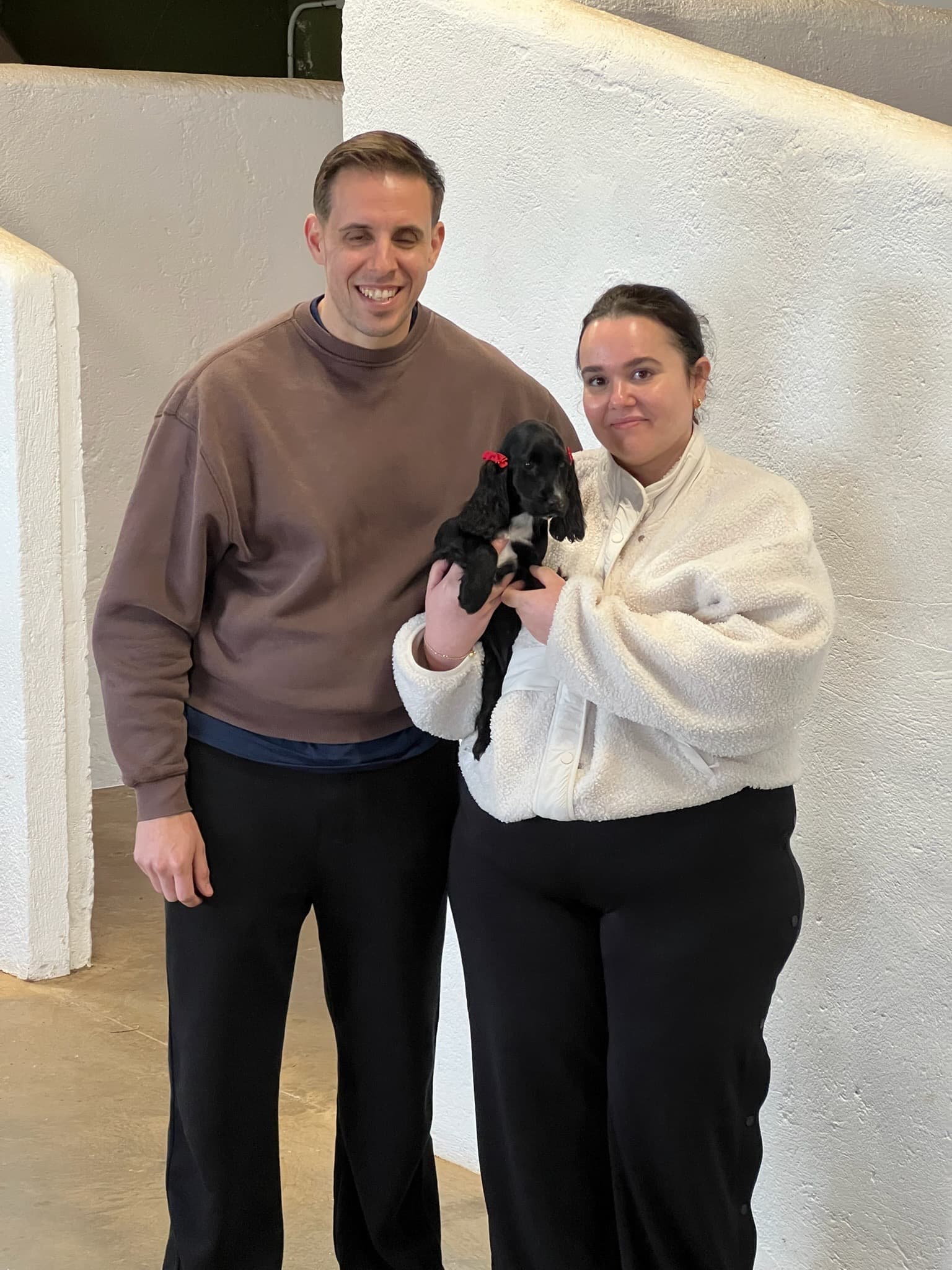 Pareja con su cachorro Cocker en El Nieto