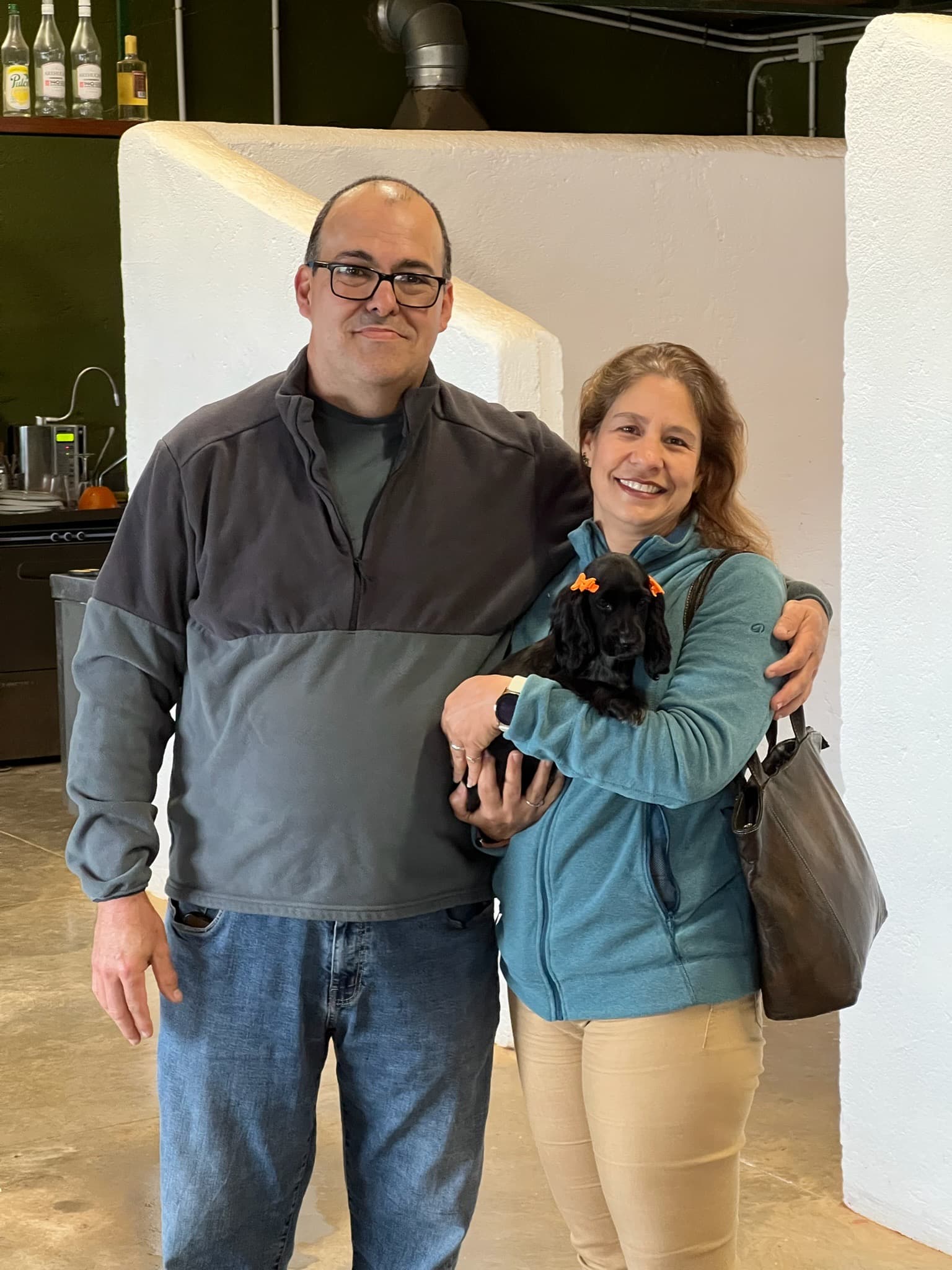 Pareja recogiendo su cachorro Cocker Spaniel